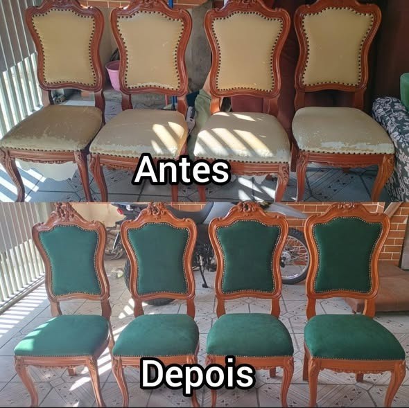 Quatro cadeiras de jantar com assento e encosto claros e gastos, antes da reforma