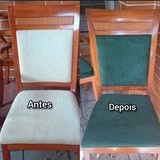 Cadeira de madeira com assento e encosto claros antes e com tecido verde depois