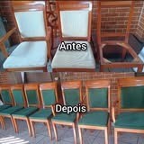 Cadeiras de jantar com tecido claro antes e um jogo com tecido verde depois