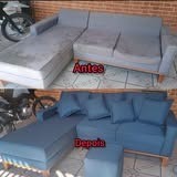 Sofá de canto com chaise, cinza-claro antes e azul depois da troca de tecido